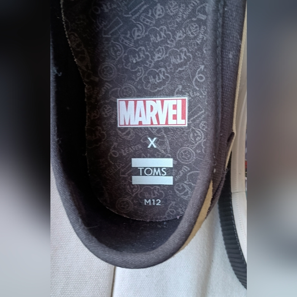 Toms Marvel Mens Black and Colorful Graphic Sneakers_12 - Picture 4 of 7